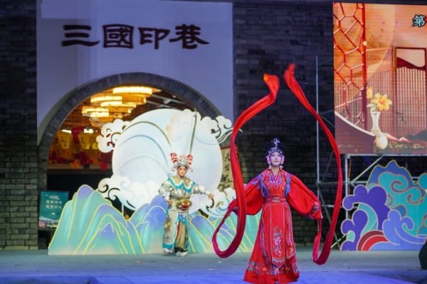 Traditional Costume Extravaganza Brings Festive Atmosphere to Chongqing