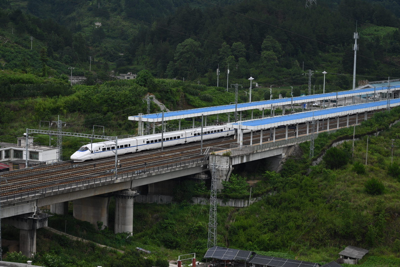 High Speed Railway Reduces Travel Time from Chongqing to Guangzhou