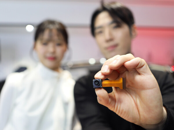 LG Innotek employees demonstrate the high-performance in-cabin camera module